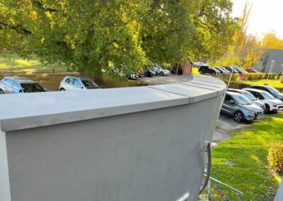 Vous ouvrez la fenêtre et remarquez ces traces sombres qui longent le mur extérieur depuis l’hiver dernier petit à petit, l’aspect de votre maison change sans que vous ne sachiez vraiment quand cela a commencé. Voici 5 signes concrets qu’il est temps de refaire la peinture. 1) Peinture qui s’écaille ou cloquée : Quand la couche se soulève, l’humidité ou l’ancienneté sont en cause. Un ravalement façade partiel ou complet s’impose pour protéger le bâti. 🏠 2) Taches d’humidité et moisissures récurrentes : Au-delà de l’esthétique, c’est un risque pour la structure et la santé. Nous diagnostiquons et traitons avant de peindre. 3) Couleur qui a passé ou terni : Une pièce qui semble « triste » après quelques années indique qu’une décoration intérieure repensée redonnera vie à vos espaces. 🎨 4) Rayures, traces d’impact ou finitions abîmées : Les zones de passage nécessitent une remise en état et parfois la pose placo pour un support lisse avant peinture. 5) Fissures visibles ou joints fissurés : Elles demandent une réparation soignée puis une application adaptée, notamment pour préserver l’isolation et l’étanchéité. En tant qu’entreprise peinture locale, nous combinons savoir-faire airless et enduit projeté pour un rendu durable et soigné. Nous évaluons sur place, proposons des solutions réalistes et réalisons les finitions qui tiennent dans le temps. Si vous reconnaissez un ou plusieurs signes chez vous, c’est le bon moment pour agir et éviter des dégâts plus coûteux. 🔧✨