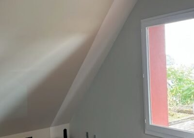 On arrive souvent sur un chantier où tout est proprement posé, mais l’œil repère tout de suite des joints mal traités ou une peinture qui manque de profondeur. Nous voyons ces détails tous les jours : une bande mal alignée, un angle de placo qui accroche la lumière, une finition peinture trop mate ou striée. Ces petites imperfections coûtent du temps et cassent l’harmonie d’un intérieur. 🎯 Pour obtenir une finition parfaite, nous commençons par diagnostiquer l’existant : état des supports, humidité, adhérence des anciennes couches. Ensuite vient la préparation, étape que beaucoup négligent mais qui fait toute la différence. Ponçage ciblé, application d’un primaire adapté, pose soignée de bandes et réglage des congés avant toute peinture garantissent un rendu net. Pour les murs sensibles, nous privilégions des techniques modernes comme la peinture airless et l’enduit projeté, qui offrent une couvrance uniforme et une texture maîtrisée. La pose placo nécessite un savoir-faire spécifique : joints invisibles, ajustements d’angles et traitement des raccords pour éviter les fissures. En finition, le choix du produit (mat, satin, velours) et la méthode d’application définissent la tenue et l’aspect final. Nous adaptons toujours la méthode au projet, ravalement intérieur, décoration intérieure ou rénovation pour un résultat qui tient dans le temps. Si vous souhaitez un intérieur où chaque détail compte, nous mettons notre expérience d’entreprise peinture. 🛠️🎨🧰