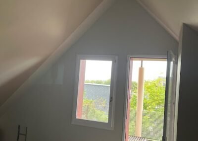 On entre dans une pièce où la lumière change au fil de la journée et on se rend compte que la couleur choisie ne rend pas du tout comme sur le nuancier. C’est une situation fréquente que nous rencontrons chez des particuliers et des professionnels à Sotteville-lès-Rouen : une teinte chaleureuse qui vire gris le soir, ou un blanc éclatant qui devient trop froid près d’une fenêtre exposée nord. 🕒 Pour bien choisir, nous commençons par observer l’orientation et l’intensité de la lumière naturelle. Une pièce plein sud supporte des tons plus profonds sans les assombrir, tandis qu’une exposition nord demandera des blancs plus chauds ou des pastels lumineux pour éviter l’effet terne. Le rendu varie aussi selon la surface : un enduit projeté mat diffuse la lumière différemment d’une peinture satinée. 🎨 Nous adaptons le choix des teintes en travaillant sur des échantillons directement fixés au mur, testés à plusieurs moments de la journée. Cela permet d’anticiper le comportement des pigments face à la lumière ambiante et d’ajuster la finition : mat pour estomper les irrégularités, satin pour réfléchir légèrement la lumière, ou angle stratégique pour valoriser un volume. 🧭 En tant qu’artisans peintres, nous combinons ce diagnostic lumière avec des solutions techniques airless pour un rendu uniforme, pose placo ou ravalement façade quand la structure influence la perception des couleurs afin de garantir un résultat fidèle à vos attentes. ✨