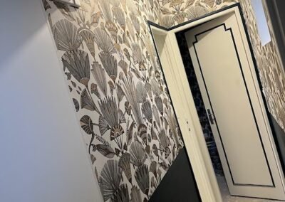 Il arrive souvent que nos clients ouvrent la porte d’une pièce et se disent « tout est propre, mais il manque de la vie ». Les traces de rouleau, les couchers irréguliers ou l’usure des zones de passage peuvent donner cette impression malgré un travail récent. 🎯 Nous avons constaté sur de nombreux chantiers à Sotteville-lès-Rouen qu’une application airless change radicalement la perception d’un espace : fini les reprises visibles, uniformité parfaite sur de grandes surfaces et temps de chantier réduit. En tant que peintre, nous privilégions cette technique quand le rendu et la durabilité comptent. L’airless permet également une accroche optimale sur supports lisses ou texturés, idéal pour une décoration intérieure soignée ou pour préparer un futur ravalement façade côté cour. Concrètement, pour vous cela signifie moins de poussière, des couches plus fines et régulières, et une tenue dans le temps supérieure, notamment dans les pièces à forte sollicitation. Nous l’associons souvent à la pose placo ou aux finitions en toile de verre pour un résultat, prêt à vivre. 🛠️ Notre approche est simple : diagnostic précis, choix des produits adaptés et application maîtrisée pour limiter les gênes pendant les travaux. Si vous cherchez une entreprise peinture locale qui respecte délais et qualité, nous savons transformer votre intérieur avec méthode et respect des lieux. ✨ Envie de redonner du caractère à vos murs ? Parlons-en lors d’un rendez‑vous pour évaluer votre projet.