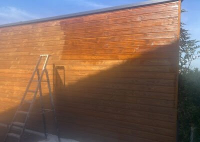 Quand on entre dans une pièce et qu’on ne sait plus où poser les yeux, c’est souvent le choix de la finition qui fait défaut. Peinture mate, brillante, satinée : comment s’y retrouver pour un rendu durable et adapté à la vie quotidienne ? Nous commençons toujours par observer l’usage de la pièce et l’état des murs. La peinture mate camoufle bien les petites imperfections et donne une ambiance feutrée idéale pour un salon ou une chambre. En revanche, pour une cuisine ou une salle de bains souvent exposée à l’humidité et aux projections, une finition satinée ou lessivable sera plus pratique. Le choix dépend aussi de la luminosité : une mate absorbera la lumière et peut réduire la sensation d’espace dans une pièce sombre, tandis qu’un satiné léger réfléchira davantage et aidera à illuminer. En tant que peintre local, nous prenons en compte le support (plâtre neuf, ancien enduit projeté, papier peint), la fréquence de nettoyage attendue et votre tolérance aux retouches. Pour un ravalement façade, on privilégie des formules spécifiques résistantes aux intempéries, rarement mates pures. Pour une décoration intérieure soignée, la pose placo bien préparée permet d’obtenir un fini impeccable avec une mate si les murs sont droits. Nous proposons des essais sur petit pan de mur pour voir la matière selon l’éclairage réel, et nous adaptons la formulation (pigments, pouvoir couvrant) pour éviter surprises et reprises.🎨🛠️🧰